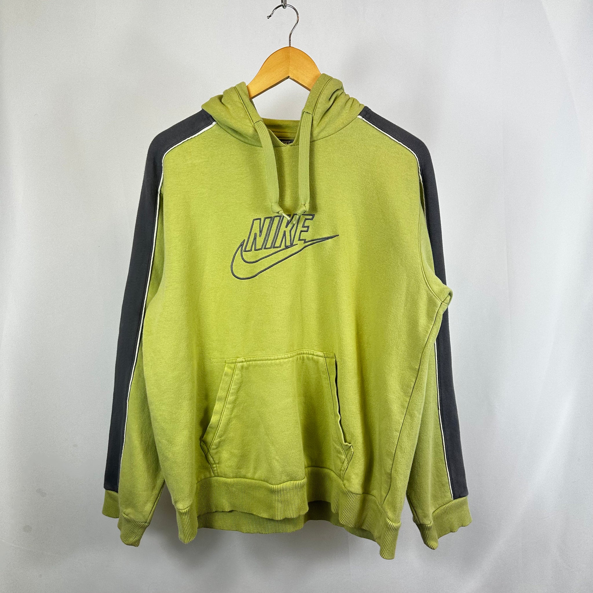 00's Nike Embroidered Logo Hoodie (M)